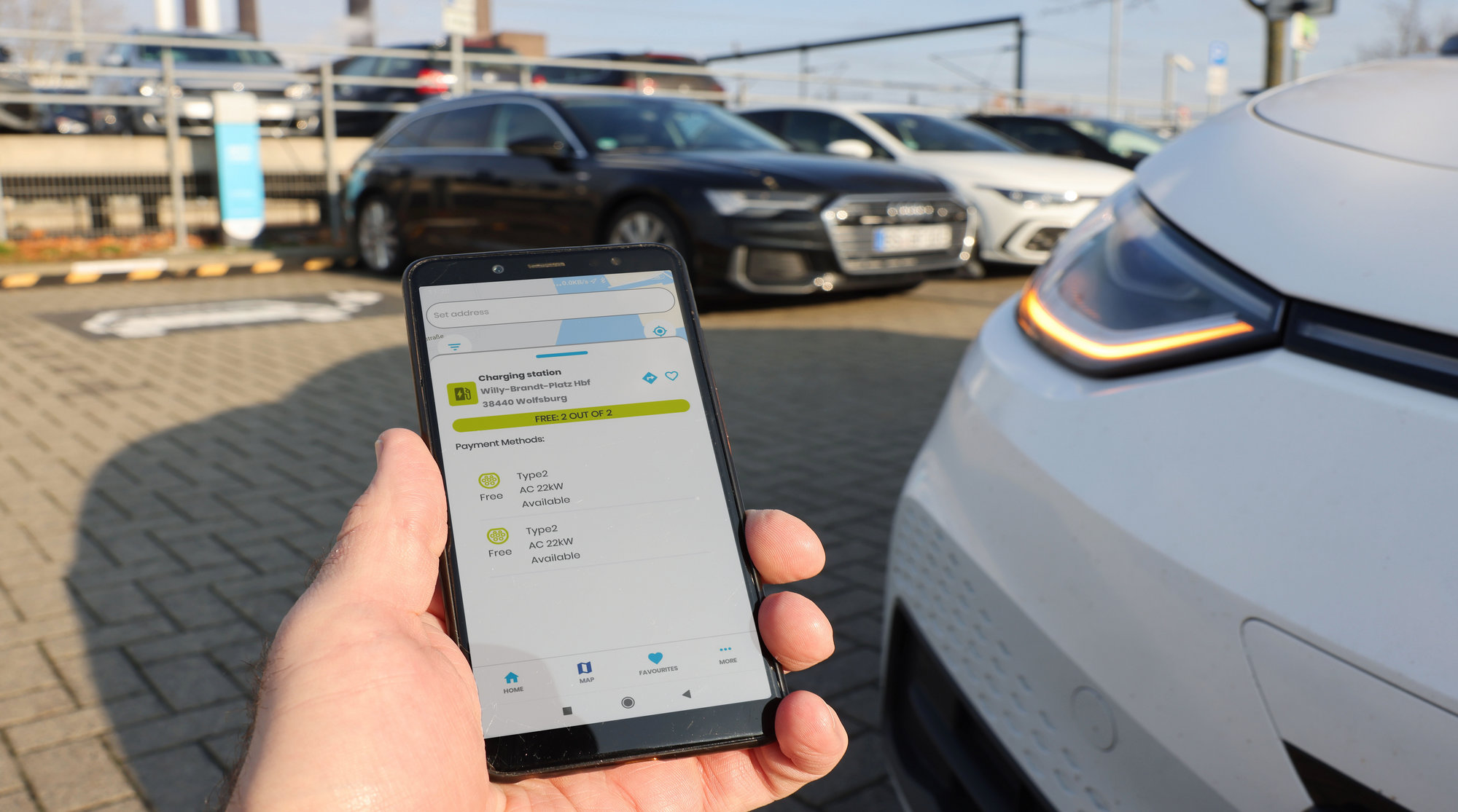 Handy zeigt freie Ladesäule für Fahrzeug an
