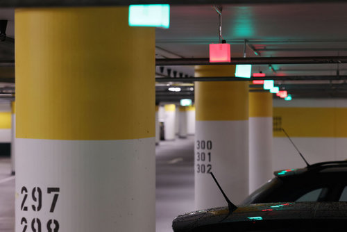 LED Würfel über parkendem Auto zeigt den Parkstatus an. 