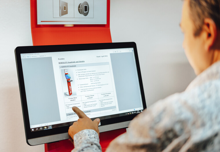 Finger zeigt auf Display