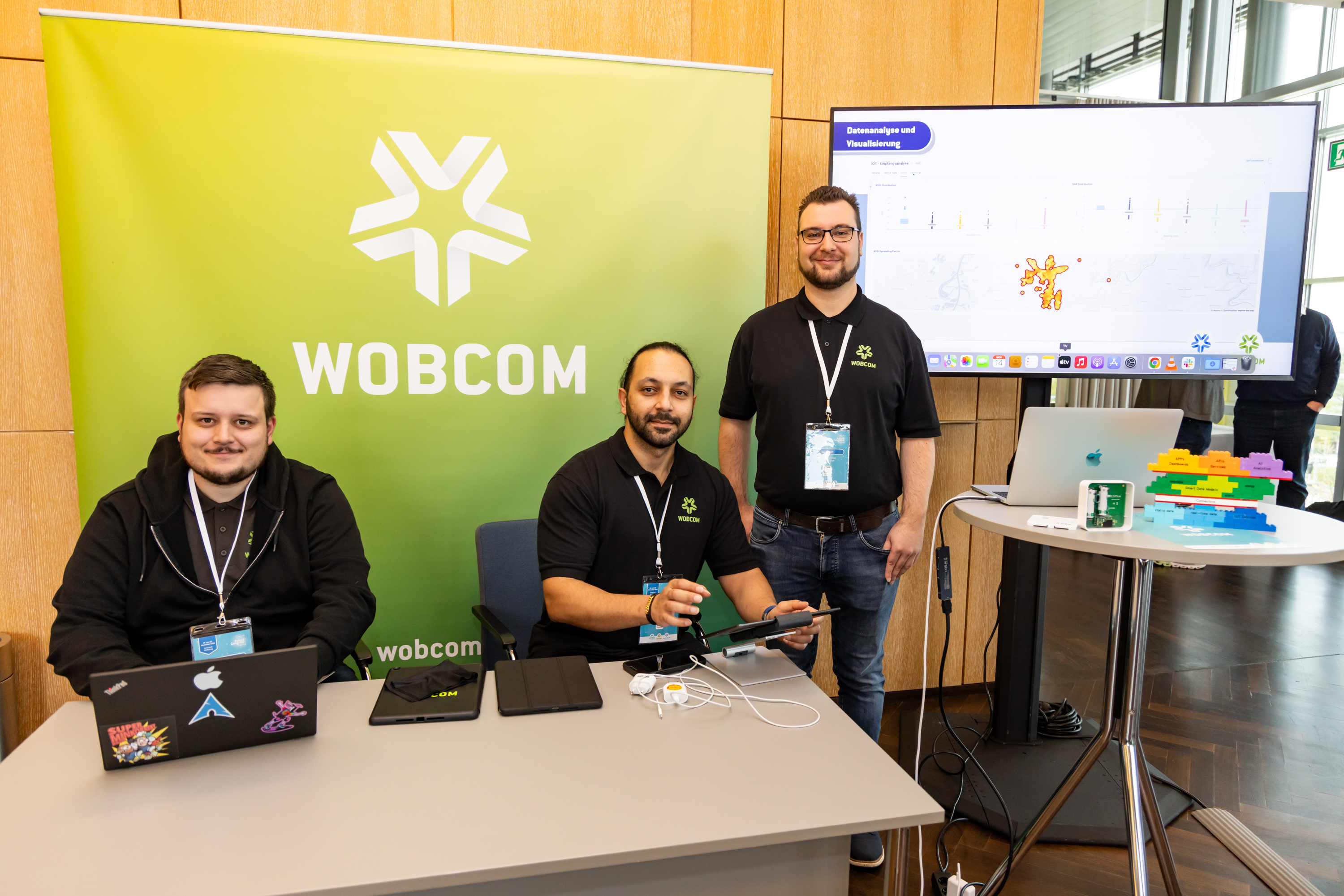 Die WOBCOM Kollegen vor ihrem Messestand.