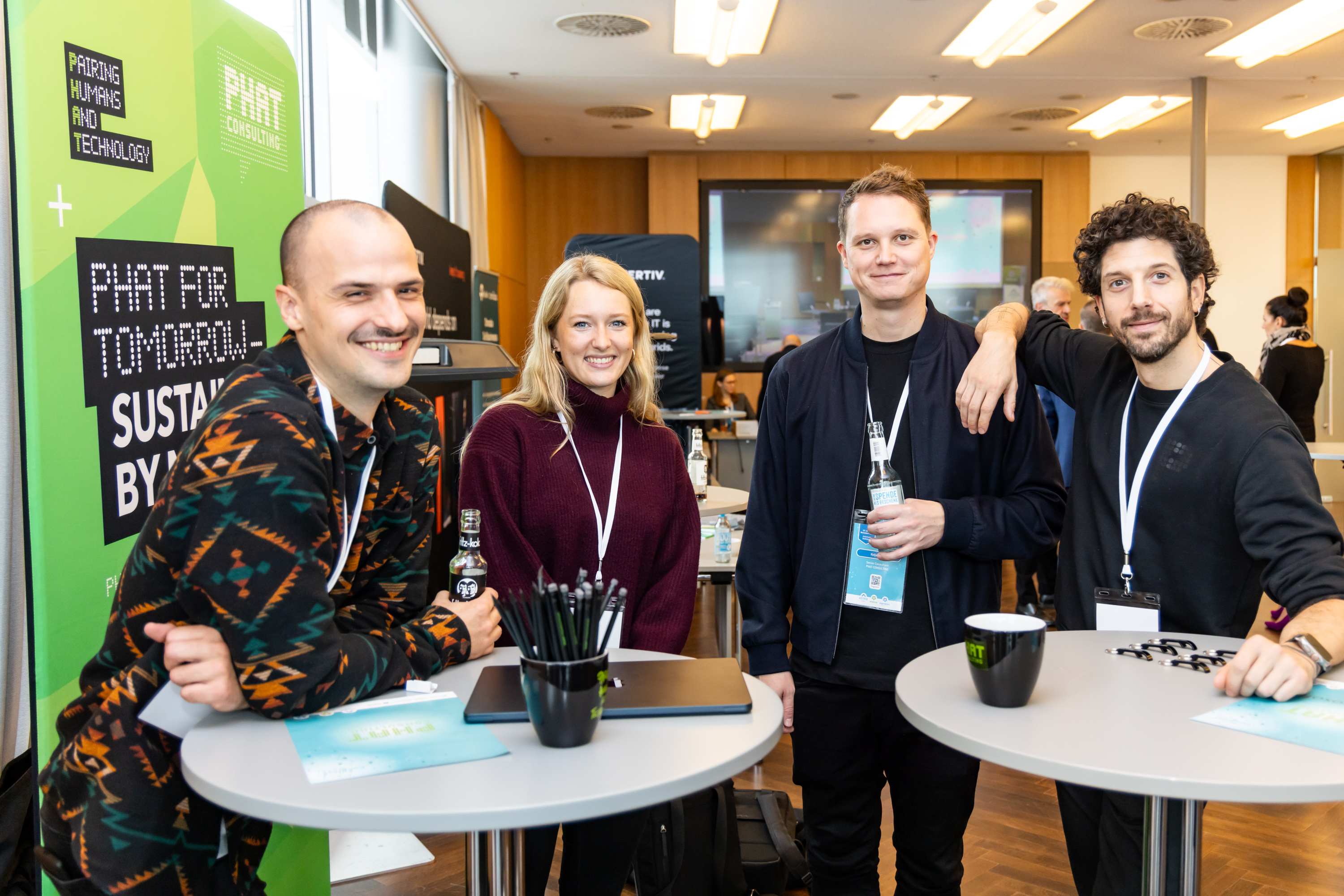 Die Verantwortlichen von phat vor ihrem Messestand