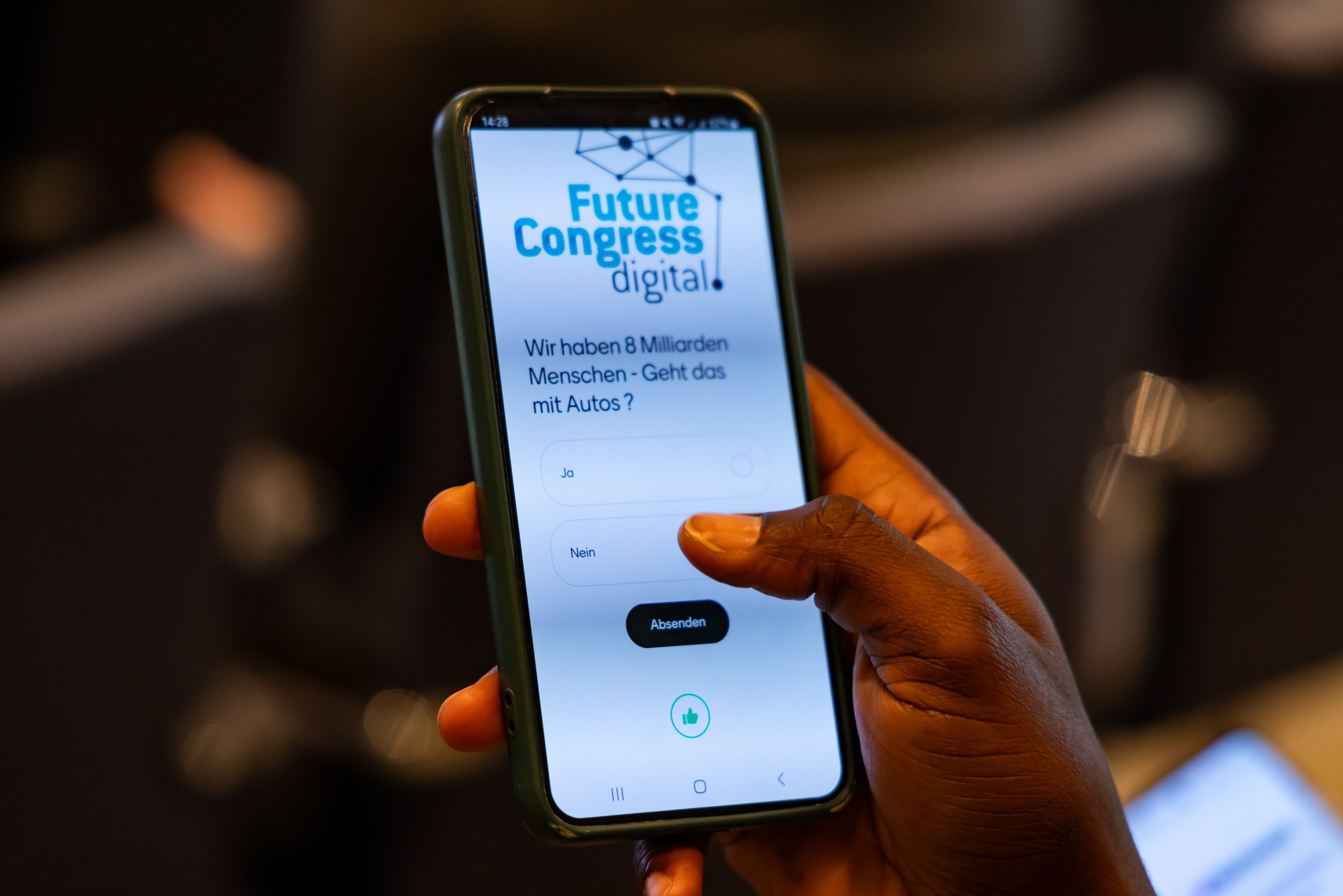 Ein Smartphone auf dem eine Frage zur Abstimmung geöffnet ist