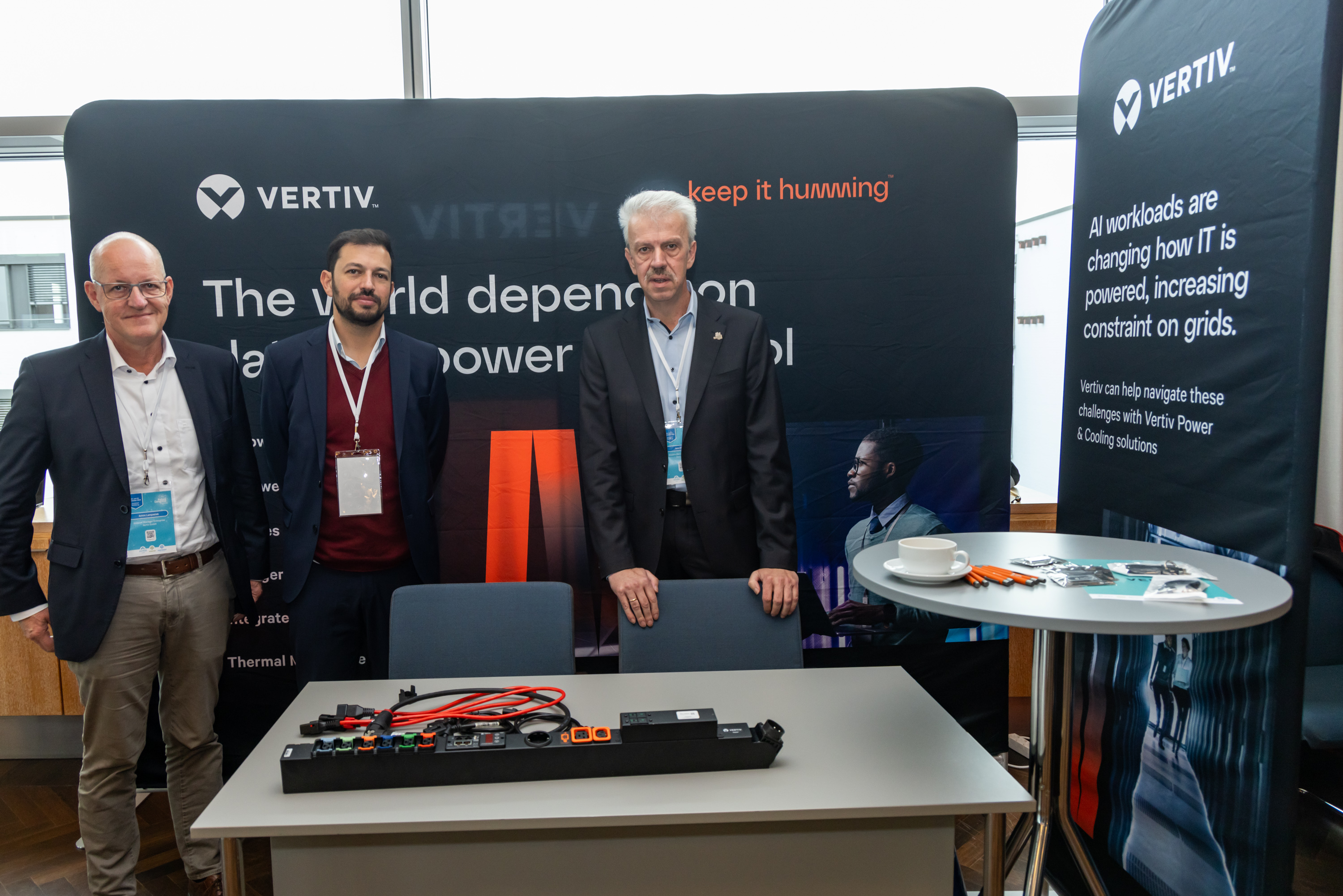 Die Verantwortlichen von Vertiv vor ihrem Messestand