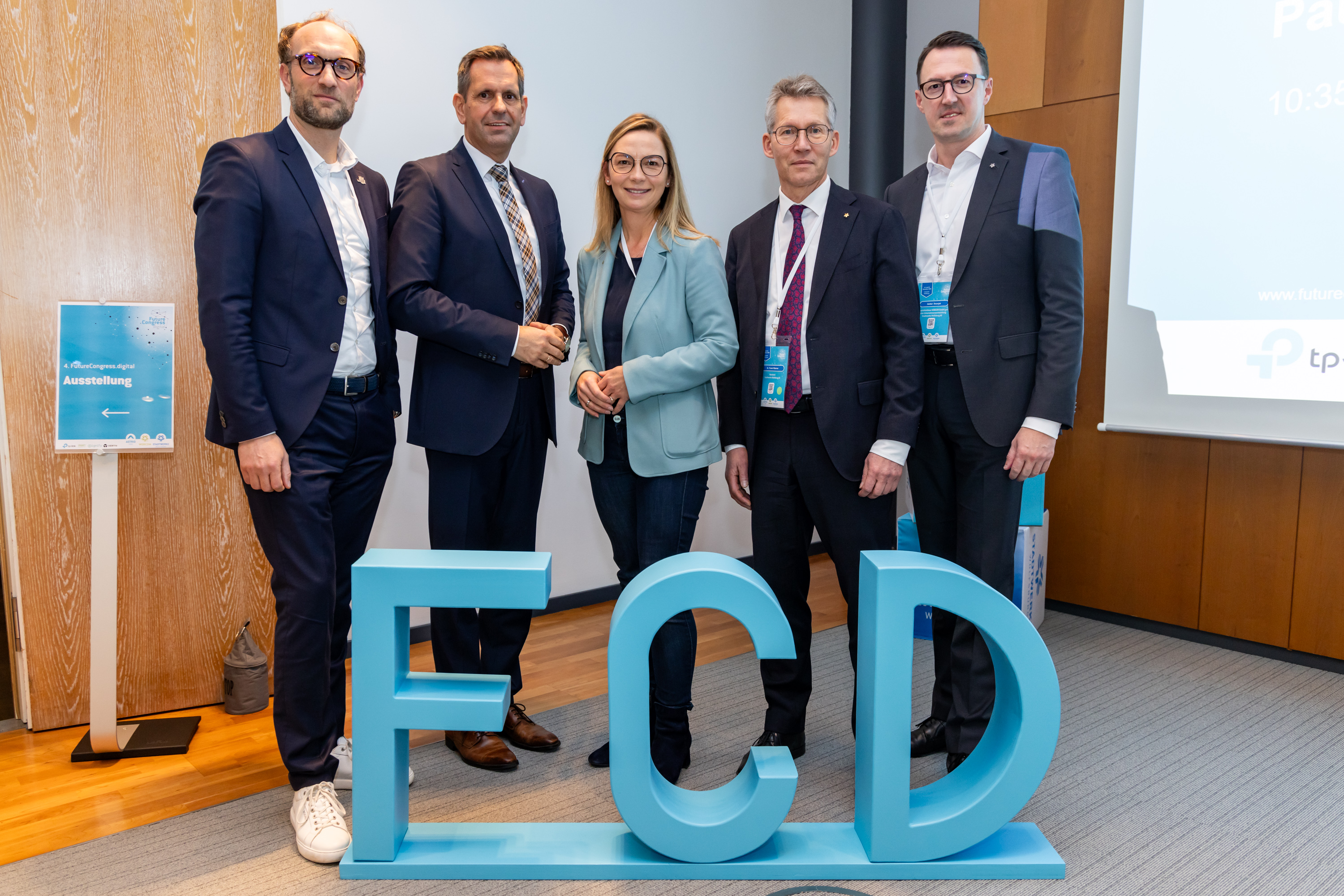 Jens Hofschröer, Olaf Lies, Cindy Lutz, Dr. Frank Kästner und Dalibor Dreznjak stehen gemeinsam hinter dem blauen FCD Buschstaben